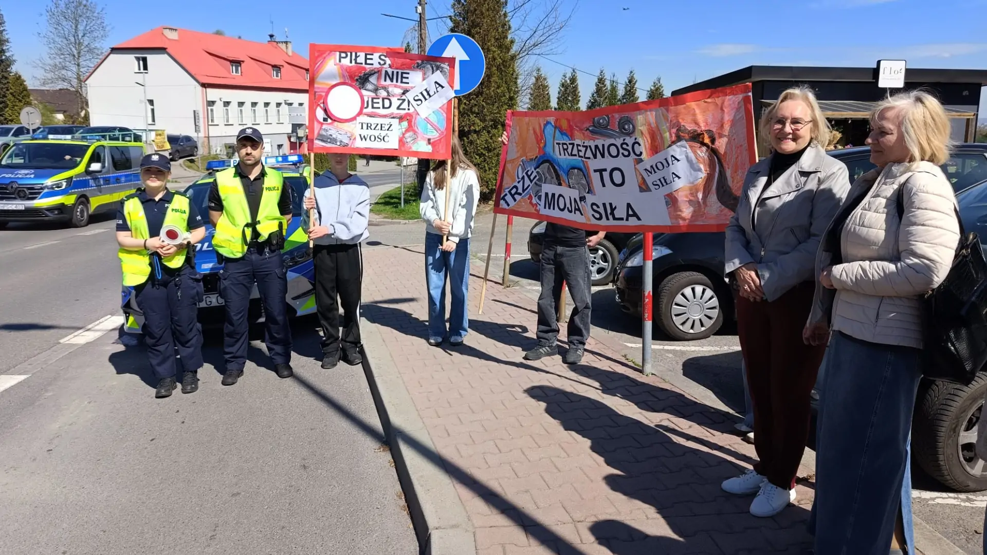 Zdjęcie z transparentami wykonane podczas akcji „Trzeźwość to moja siła” w Mogilanach.